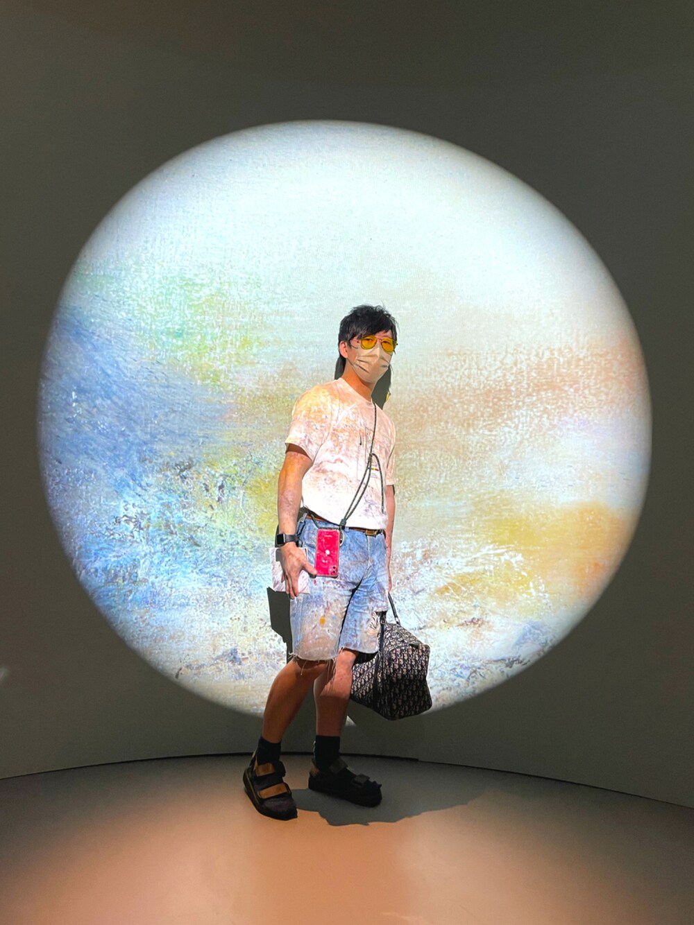 「Diorのアイテム（トートバッグ、ベージュ系）」を使った、Chi Ka Faiさん（メンズ・170cm）の夏コーディネートの1枚目の写真