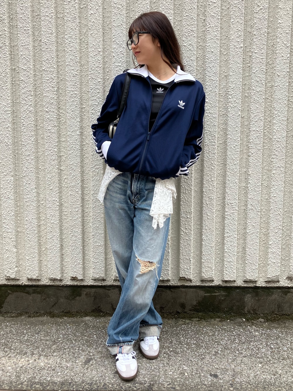 「スニーカー、Tシャツ、adidas、アディダス、adidas originals、トラックジャケット、半袖Ｔシャツ、サンバ、トラックトップ、アディカラー」｜「adidasのアディカラー クラシックス ベッケンバウアー トラックトップ / ジャージ / アディダスオリジナルス adidas Originals（ジャージ、ブルー系）」を使った、kisakiさん（レディース・159cm）の春コーディネートの1枚目の写真