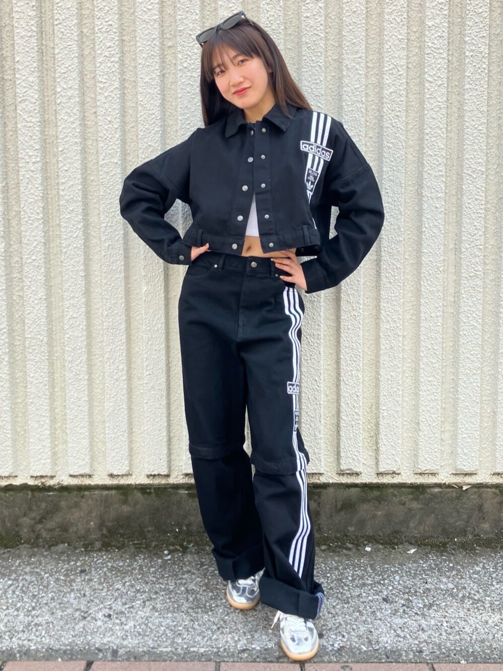「スニーカー、お出かけコーデ、春ファッション、デニム、デニムジャケット、ブラックデニム、サンバ、samba、adidas、adidas originals、アディダス、アディダスオリジナルス、セットアップ」｜「adidasのアディブレイク デニム 2-In-1 トラックトップ（デニムジャケット、ブラック系）」を使った、kisakiさん（レディース・159cm）の春コーディネートの1枚目の写真