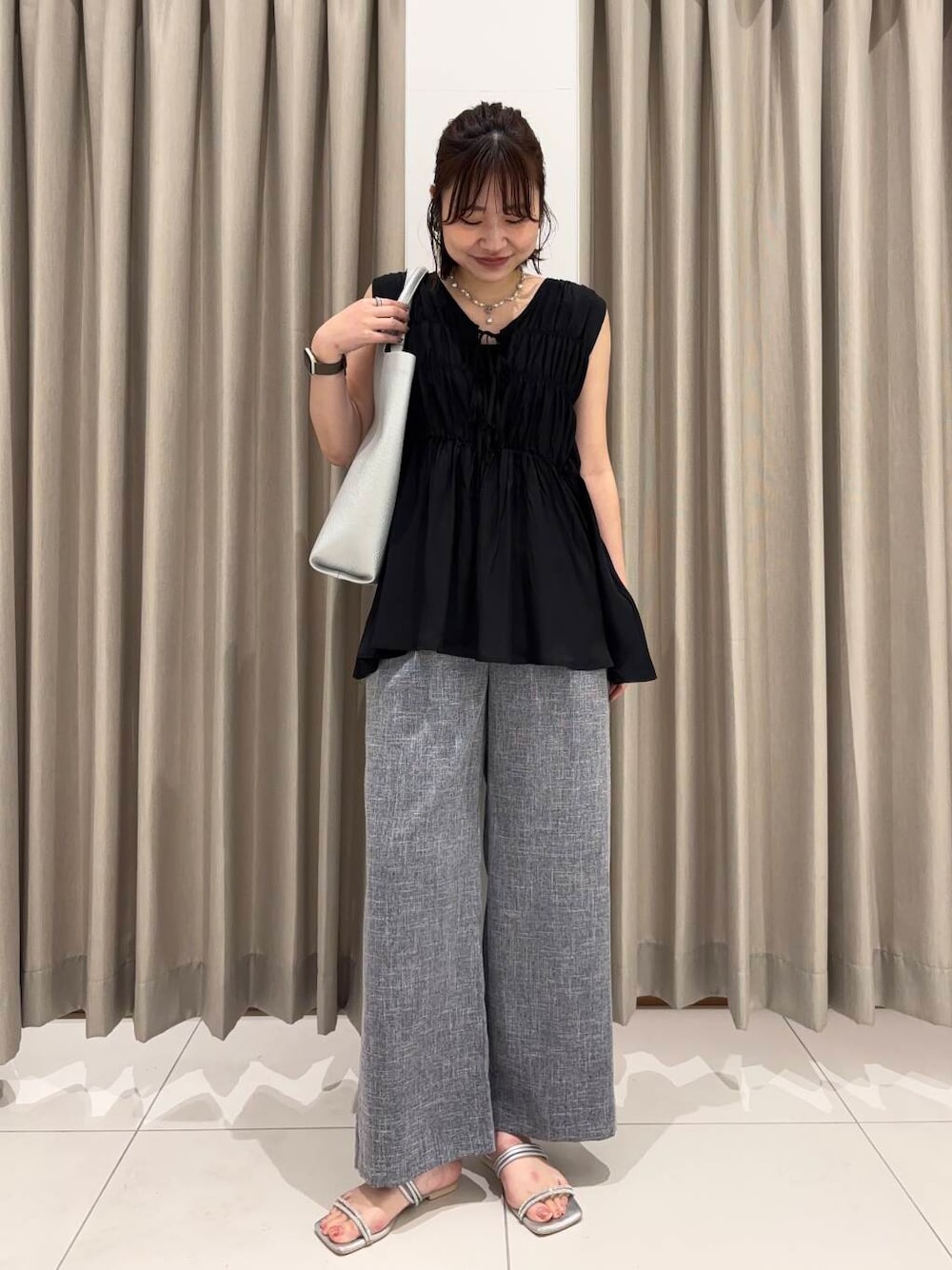 「センスオブプレイス、ワイドパンツ、senseofplace、高身長、高身長コーデ、168cm、イエベ、骨格ストレート、イエベ春、20代前半、168cmコーデ、万能ブラウスコーデ」｜「RODE SKOのセンターステッチVカットトートバッグ（トートバッグ、シルバー系）」を使った、おはねさん（レディース・168cm）の夏コーディネートの1枚目の写真