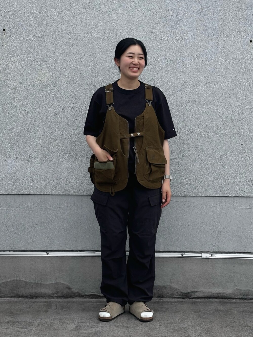 ブラック系のTシャツ/カットソー、グリーン系のベスト、ブラック系のその他パンツを着用したレディースの夏コーディネートの1枚目の写真