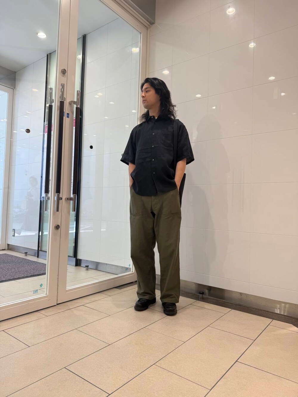 ブラック系のドレスシューズ、ブルー系のシャツ/ブラウスを着用したメンズの春コーディネートの1枚目の写真