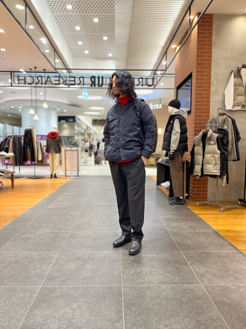 「アーバンリサーチ、アーバンリサーチドアーズ、ナンガ、NANGA、冬コーデ、秋冬コーデ、秋コーデ、メンズファッション、メンズコーデ」｜「NANGAの『別注』NANGA×URBAN RESEARCH　NoCollarDownBz（ダウンジャケット/コート、ブラック系）」を使った、アライさん（メンズ・180cm）の秋コーディネートの1枚目の写真