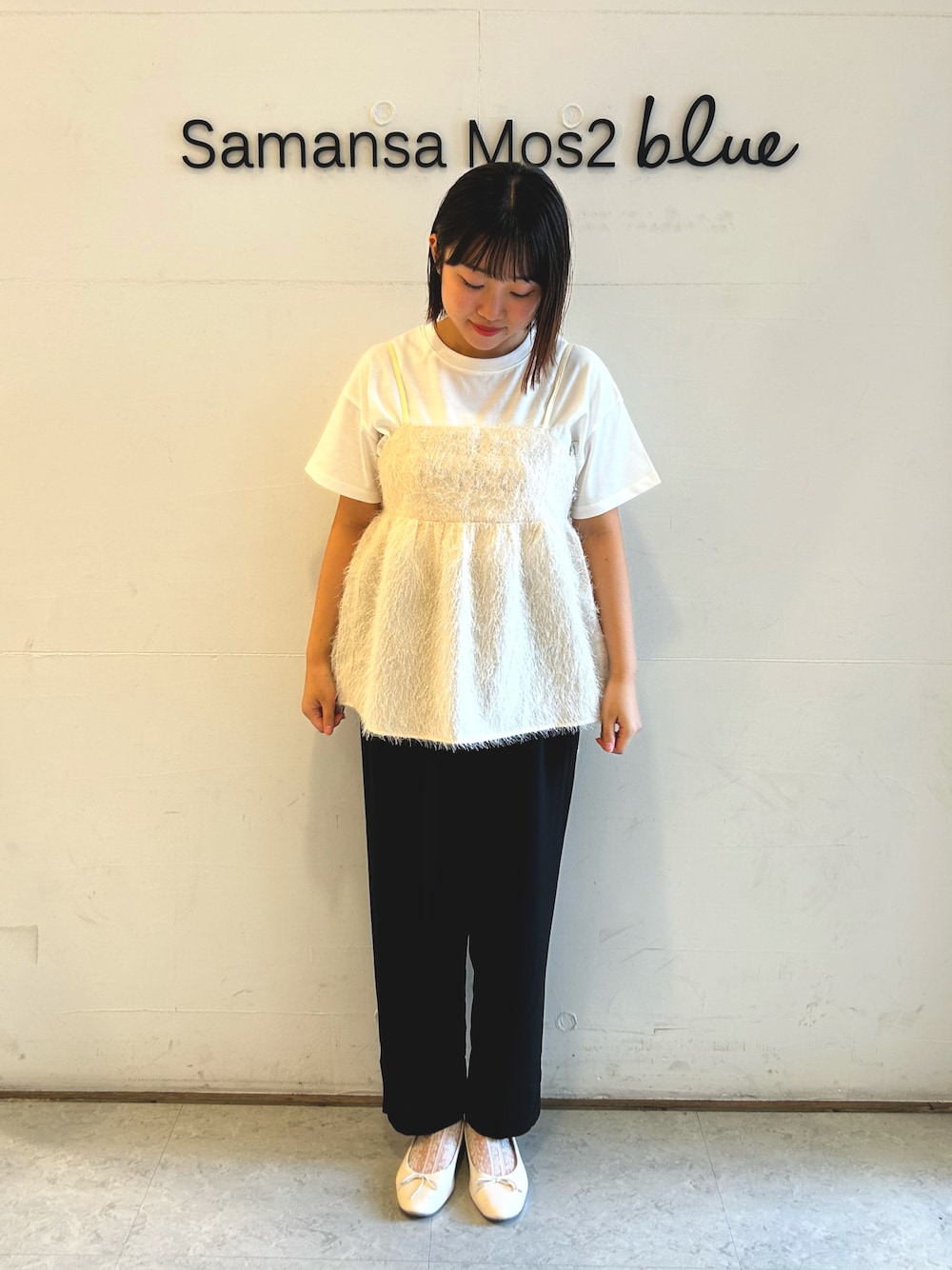 「夏コーデ、秋服準備はじめました、夏ファッション、Samansa Mos2 blue、キナリ、Tシャツ、キャミビスチェ、ビスチェ、ブラックパンツ、夏、初秋コーデ」｜「Samansa Mos2 blueのラメフェザーキャミビスチェ（シャツ/ブラウス、ホワイト系）」を使った、ひよりさん（レディース・159cm）の夏コーディネートの1枚目の写真