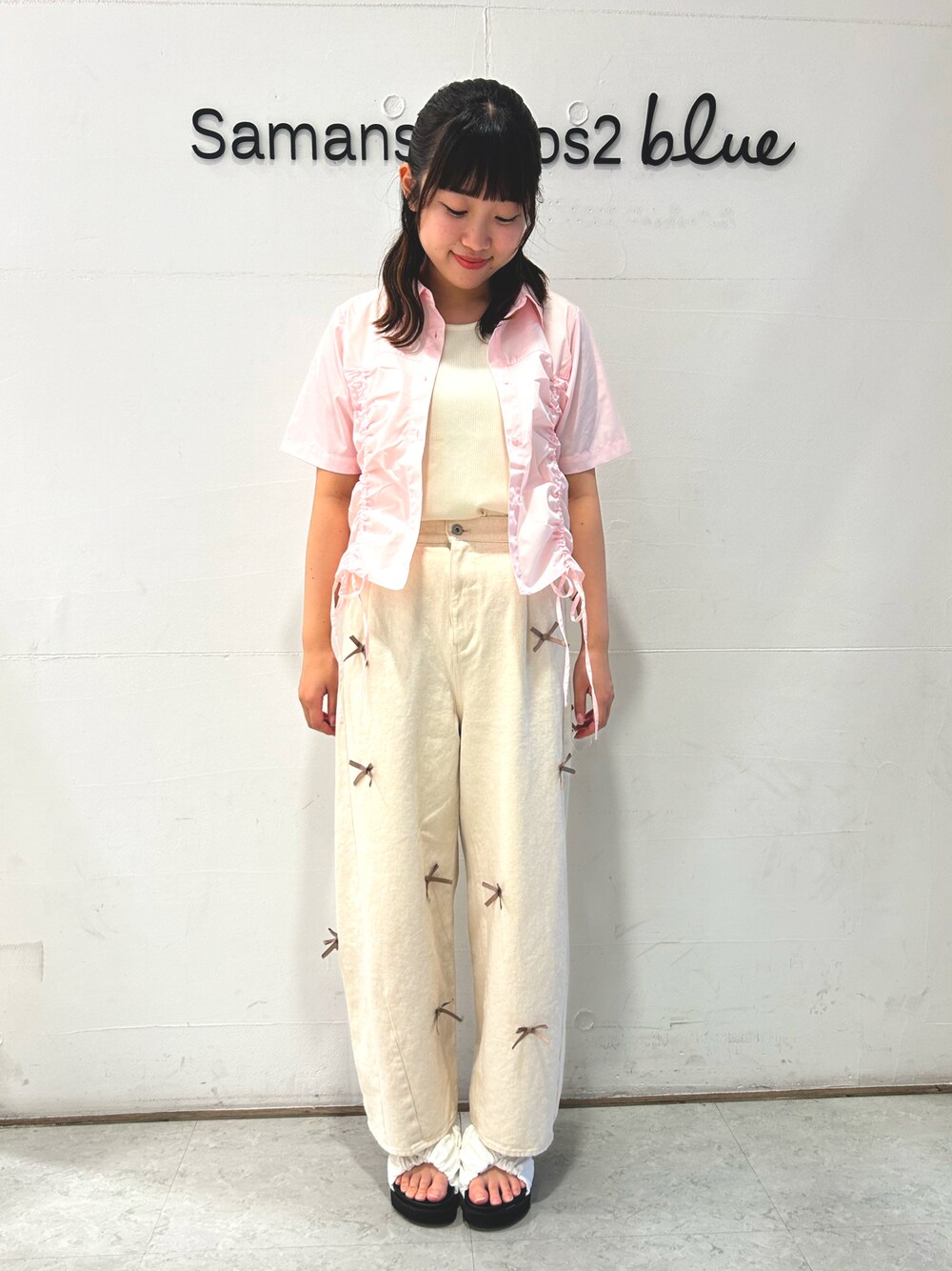 「夏コーデ、夏、シャツ、ドロスト、リボン、ホワイトパンツ、ホワイトデニム、リボンデニム、ピンク、タンクトップ、ピンクシャツ、ehkasopo、エヘカソポ」｜「ehka sopoのリボン付ワイドデニムパンツ（デニムパンツ、ホワイト系）」を使った、ひよりさん（レディース・159cm）の夏コーディネートの1枚目の写真
