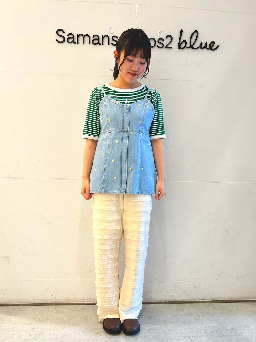 「ビスチェ、フリル、フリルパンツ、カットソー、グリーン、デニムビスチェ、花柄ビスチェ、春コーデ、夏コーデ」｜「ehka sopoのテレコ刺繍カットソー（Tシャツ/カットソー、グリーン系）」を使った、ひよりさん（レディース・159cm）の春コーディネートの1枚目の写真