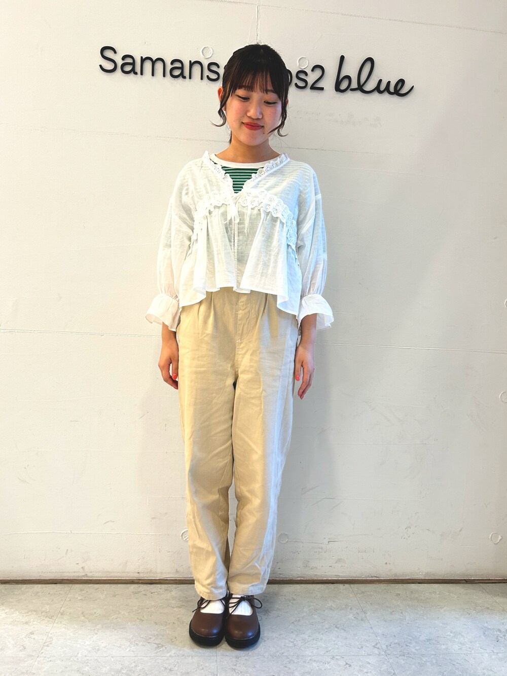 「カットソー、ブラウス、ブラウス×デニム、ehkasopo、ホワイトデニム、グリーン、春コーデ、夏コーデ」｜「ehka sopoの【オールマイティボトム】パンツ（その他パンツ、ホワイト系）」を使った、ひよりさん（レディース・159cm）の春コーディネートの1枚目の写真