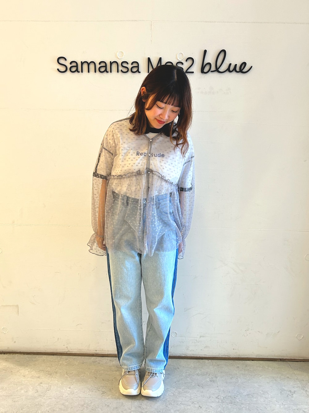 「ehkasopo、春コーデ、チュール、Tシャツ、ストレートデニム、スニーカー」｜「ehka sopoのアイテム（デニムパンツ、ブルー系）」を使った、ひよりさん（レディース・159cm）の春コーディネートの1枚目の写真