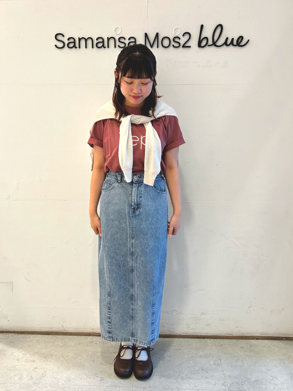 「夏コーデ、夏、大人可愛い、きれいめコーデ、Samansa Mos2 blue、デニムスカート、パープル、カーディガン肩かけ、カーディガンコーデ、デニムスカートコーデ、Tシャツ×デニム、Tシャツコーデ」｜「Samansa Mos2 blueの◎カーブデニムスカート（スカート、ブルー系）」を使った、ひよりさん（レディース・159cm）の夏コーディネートの1枚目の写真