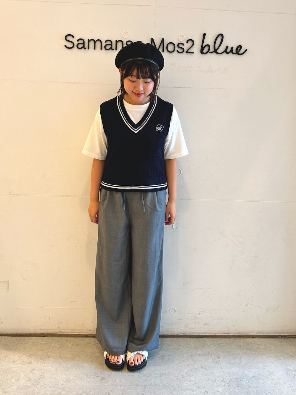 「秋服準備はじめました、Tシャツ、ehkasopo、エヘカソポ、ニットベスト、カラーパンツ、ベレー帽、初秋コーデ、初秋、秋服」｜「ehka sopoの◎イージーワイドパンツ(セットアップ可)（その他パンツ、グレー系）」を使った、ひよりさん（レディース・159cm）の夏コーディネートの1枚目の写真