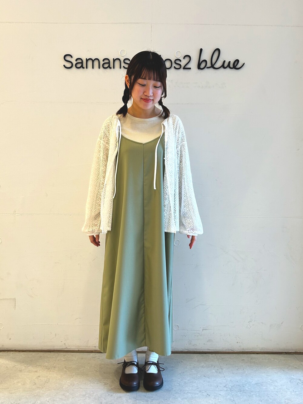 「オトナカジュアル、キャミワンピ、春コーデ、おでかけコーデ」｜「Samansa Mos2 blueのアイテム（Tシャツ/カットソー、その他）」を使った、ひよりさん（レディース・159cm）の春コーディネートの1枚目の写真