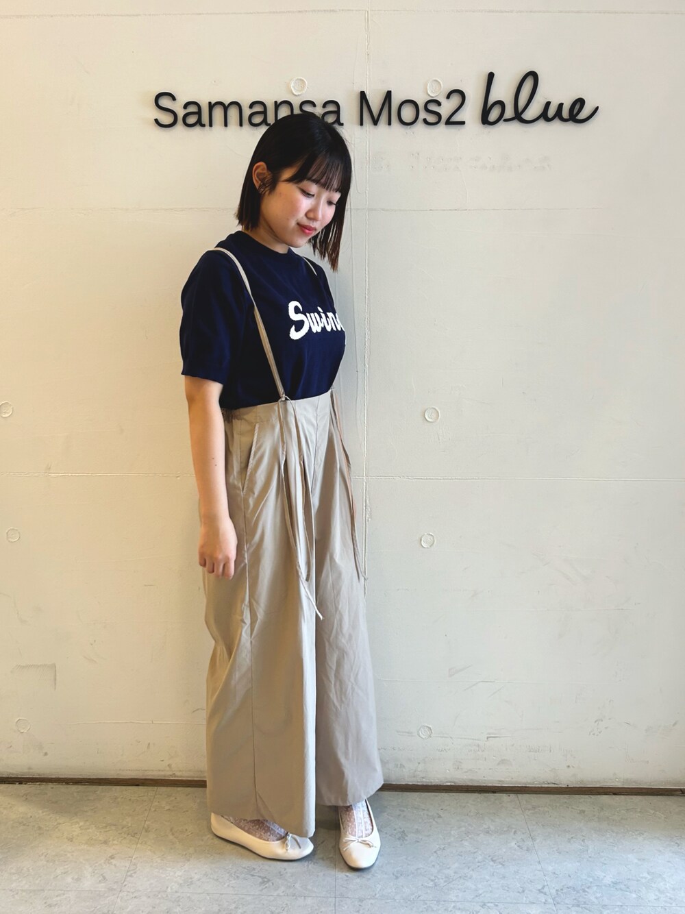 「秋服準備はじめました、秋、ニットトップス、ネイビー、サス付きパンツ、ベージュ、夏コーデ、Samansa Mos2 blue、ロゴニット、初秋コーデ」｜「Samansa Mos2 blueの◎ジャカードロゴニットプルオーバー（ニット/セーター、ブルー系）」を使った、ひよりさん（レディース・159cm）の夏コーディネートの1枚目の写真