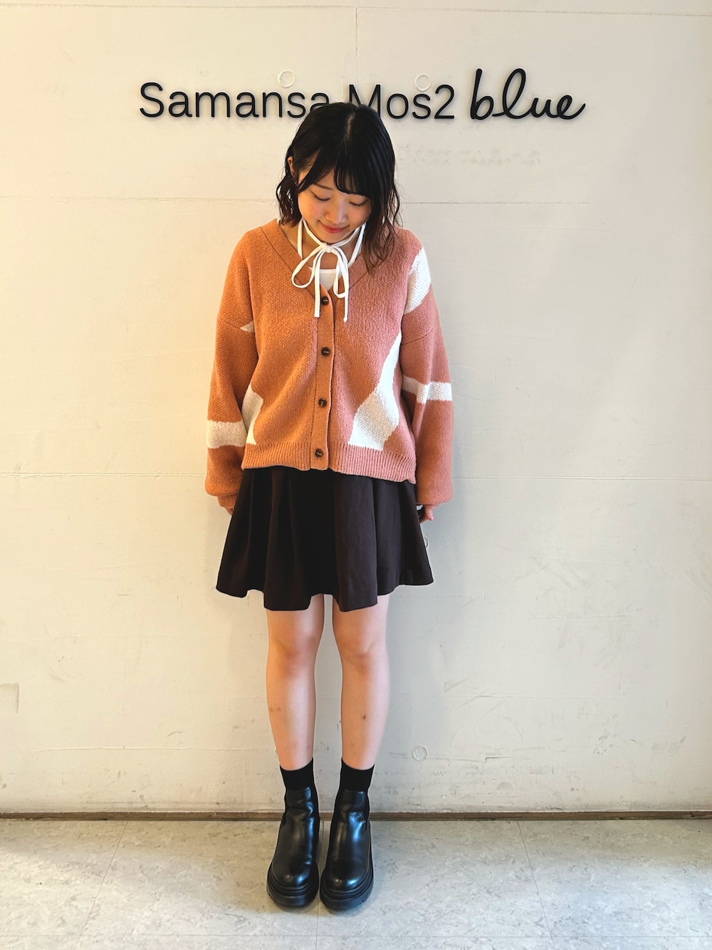 「秋コーデ、秋服コーデ、ピンクカーディガン、ピンク、バックリボン、バックリボントップス、ブラウンスカート、ミニスカート、ブラウン、エヘカソポ、ehkasopo、秋冬コーデ、秋服、秋」｜「ehka sopoのジャカードVネックカーディガン（カーディガン/ボレロ、ピンク系）」を使った、ひよりさん（レディース・159cm）の秋コーディネートの1枚目の写真