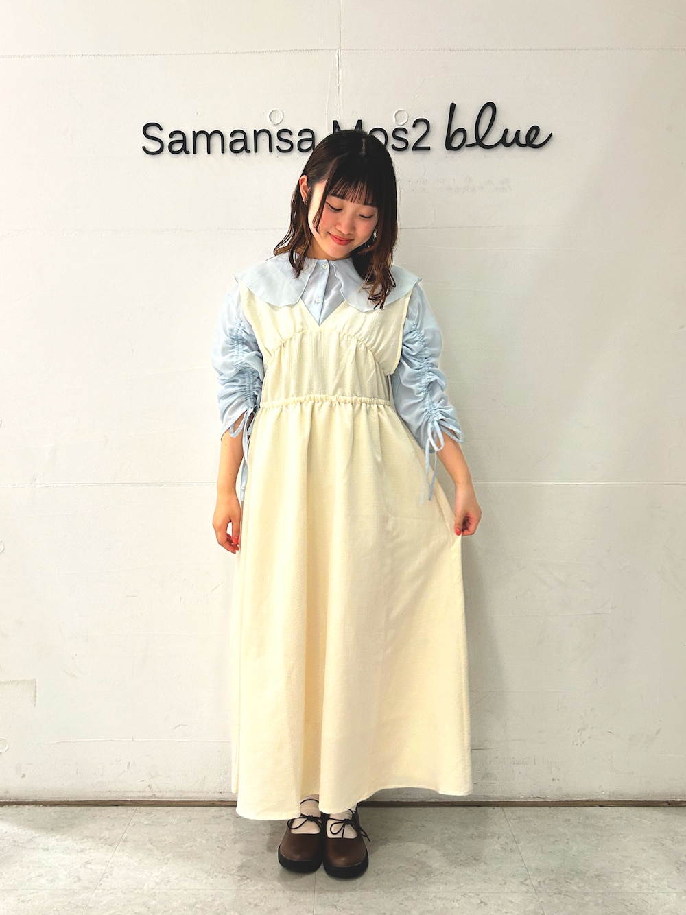 「ブルー x ホワイト、襟付きブラウス、ワンピース、夏コーデ、初夏コーデ、春コーデ、夏、ehkasopo」｜「ehka sopoの前後2WAYノースリギャザーワンピース（ワンピース、ホワイト系）」を使った、ひよりさん（レディース・159cm）の夏コーディネートの1枚目の写真