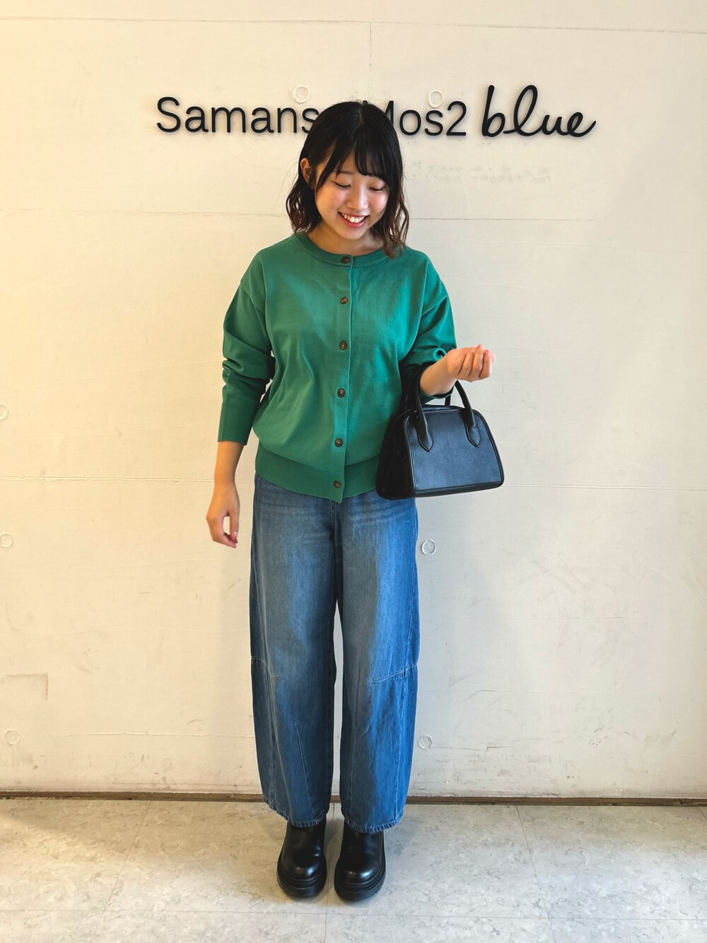 「秋コーデ、シンプルスタイル、秋冬コーデ、サマンサモスモスブルー、Samansa Mos2 blue、カーディガン、前後2way、グリーン、ブラックバッグ、２ＷＡＹ、カーブパンツ、ネイビー、秋服、秋、秋のコーデ」｜「Samansa Mos2 blueの【マシンウォッシャブル】スポンジニット2wayカーディガン（カーディガン/ボレロ、グリーン系）」を使った、ひよりさん（レディース・159cm）の秋コーディネートの1枚目の写真