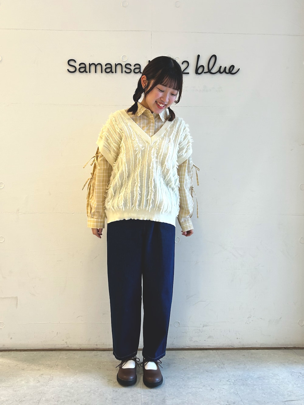 「お出かけコーデ、春コーデ、ehkasopo、ベスト×シャツ、カジュアルコーデ」｜「ehka sopoのリボンストラップシューズ（その他シューズ、ブラウン系）」を使った、ひよりさん（レディース・159cm）の春コーディネートの1枚目の写真