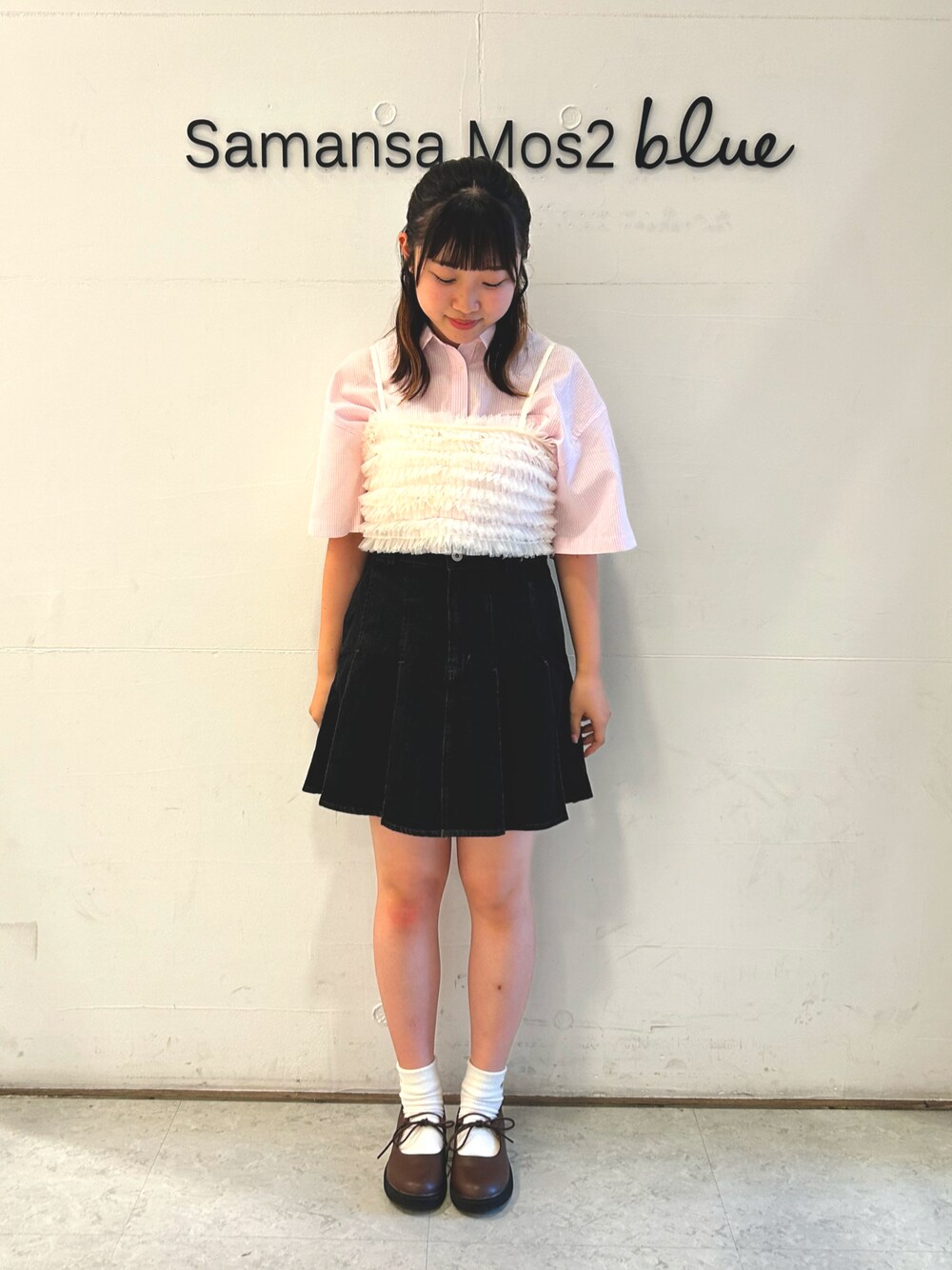 「夏コーデ、夏ファッション、着回しコーデ、ビスチェ、シャツ、シャツコーデ、ehkasopo、ピンク、ピンクシャツ、デニムスカート、ビスチェ×デニム、夏服、フリル」｜「ehka sopoのデニムプリーツミニスカート（スカート、ブラック系）」を使った、ひよりさん（レディース・159cm）の夏コーディネートの1枚目の写真
