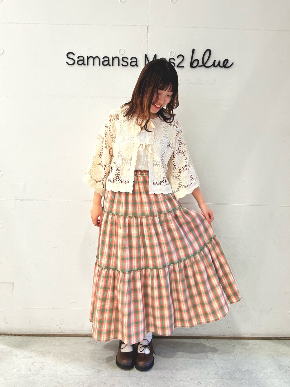 「春夏コーデ、ロングスカート、チェックスカート、ひまわり、カーディガン、夏コーデ」｜「ehka sopoのリボンストラップシューズ（その他シューズ、ブラウン系）」を使った、ひよりさん（レディース・159cm）の春コーディネートの1枚目の写真