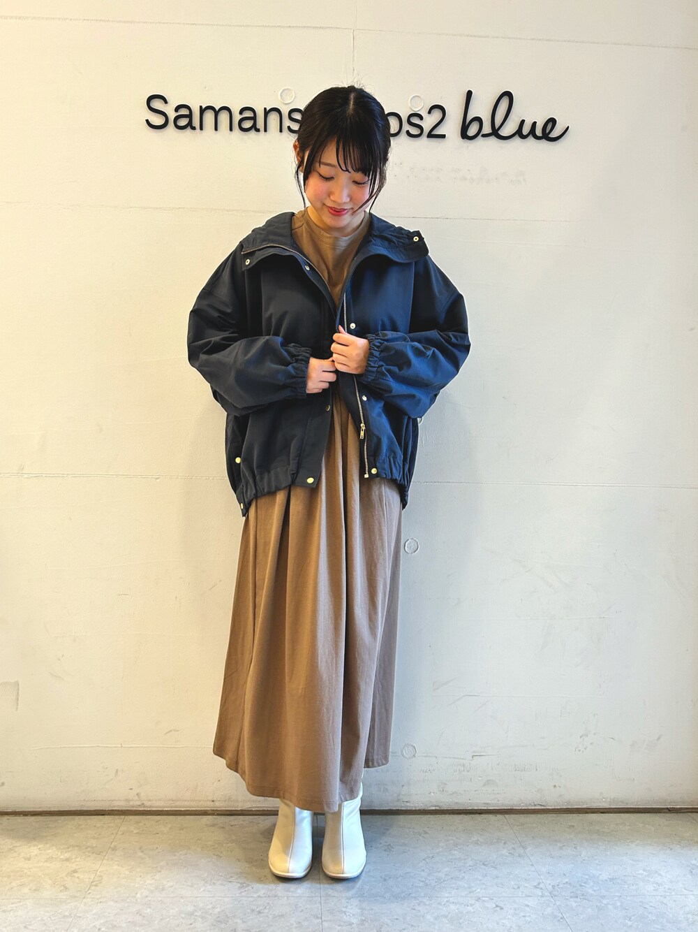 「秋っぽコーデ更新中、秋服、ドロストワンピース、ドロスト、ベージュ、ブーツ、ショートブーツ、マウンテンパーカー、Samansa Mos2 blue、ワンピース、秋コーデ、初秋コーデ、初秋」｜「Samansa Mos2 blueの撥水マウンテンパーカー（ブルゾン、グレー系）」を使った、ひよりさん（レディース・159cm）の秋コーディネートの1枚目の写真
