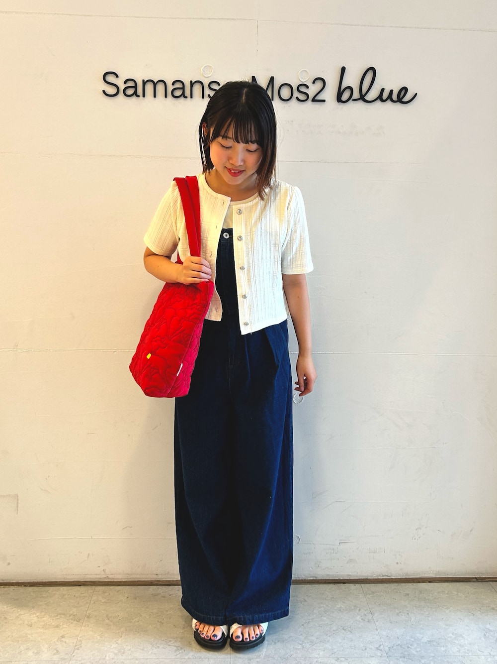 「秋服準備はじめました、エヘカソポ、ehka sopo、カーディガンコーデ、サロペットコーデ、サロペット、ネイビー、ハイジ、レッド、キナリ、初秋コーデ、初秋、秋服、秋コーデ」｜「ehka sopoの【アルプスの少女ハイジ】キルティングバッグ（ハンドバッグ、レッド系）」を使った、ひよりさん（レディース・159cm）の夏コーディネートの1枚目の写真