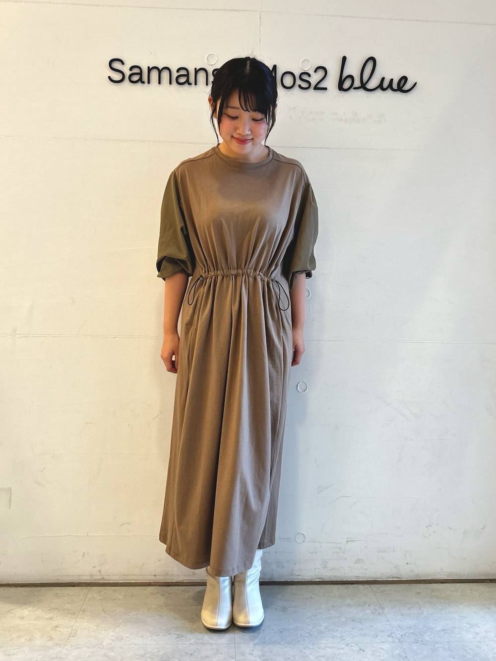 「秋っぽコーデ更新中、秋冬、大人かわいい、秋のコーデ、秋コーデ、初秋コーデ、ベージュワンピ、ドロストワンピース、ショートブーツ、ベージュ、サマンサモスモスブルー、ワンピース」｜「Samansa Mos2 blueのドッキングドロストワンピース（ワンピース、ベージュ系）」を使った、ひよりさん（レディース・159cm）の秋コーディネートの1枚目の写真