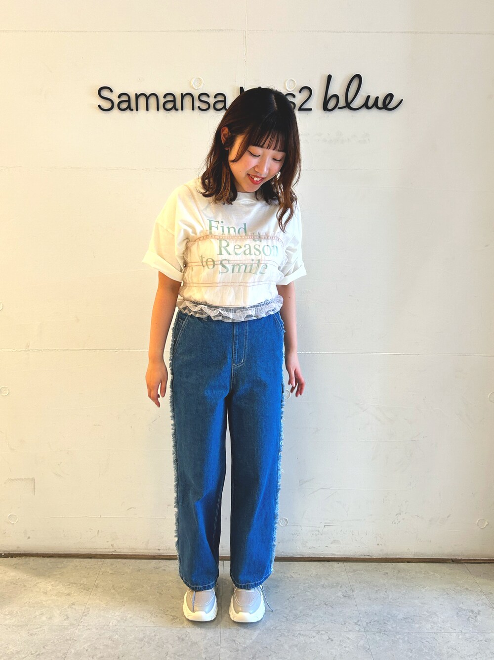 「ロゴT、チュール、デニムパンツ、Tシャツ、夏コーデ、春コーデ、Samansa Mos2 blue」｜「Samansa Mos2 blueのアイテム（デニムパンツ、ブルー系）」を使った、ひよりさん（レディース・159cm）の春コーディネートの1枚目の写真