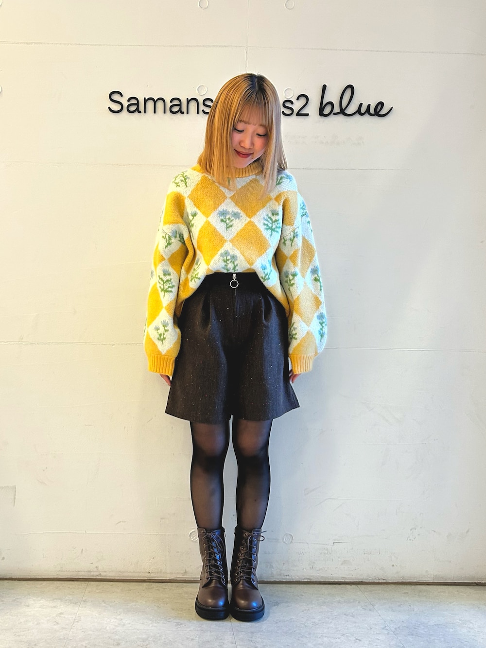 「ニット、イエローニット、イエロー、ショートパンツ、ブラウン、ブラウンブーツ、ブーツ、冬コーデ、冬服、エヘカソポ、ehkasopo」｜「ehka sopoの花ジャカードニット（ニット/セーター、イエロー系）」を使った、ひよりさん（レディース・159cm）の冬コーディネートの1枚目の写真