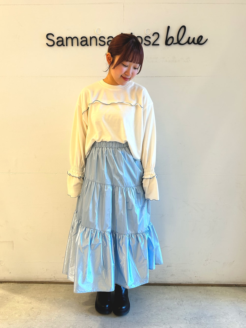 「ブルー、ブルーコーデ、ブルー x ホワイト、スカート、ロングスカート、メロートップス、ブルースカート、エヘカソポ、ehkasopo、ehka sopo」｜「ehka sopoの◎メロー配色スウェット（Tシャツ/カットソー、ホワイト系）」を使った、ひよりさん（レディース・159cm）の冬コーディネートの1枚目の写真