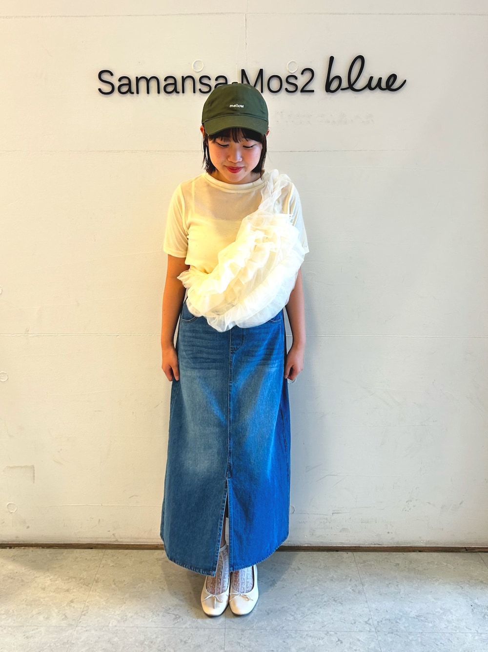 「秋服準備はじめました、デニムスカート、ベロアトップス、キャップ、キャップ女子、夏コーデ、初秋コーデ、夏、初秋、デニム、スカート、フリル、フリルバッグ、カーキ、ehkasopo」｜「ehka sopoのフロントロゴキャップ（ハット、グリーン系）」を使った、ひよりさん（レディース・159cm）の夏コーディネートの1枚目の写真