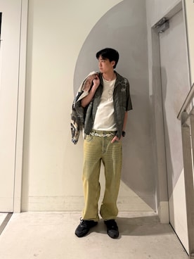 「Desigual（デシグアル）の立体フラワー刺繍 ノースリーブ Tシャツ（Tシャツ/カットソー、ホワイト系）」を使った、Desigual銀座STAFFさん（メンズ・178cm）の春コーディネート
