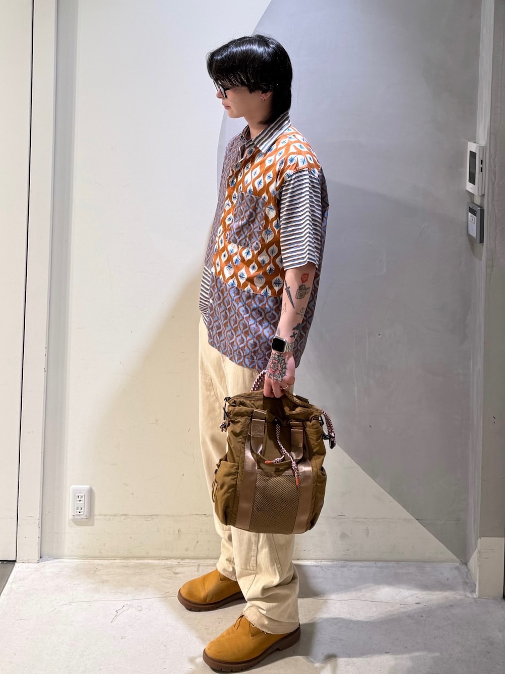 ホワイト系のスラックス、ブルー系のシャツ/ブラウス、レッド系のバックパック/リュックを着用したメンズの夏コーディネートの1枚目の写真