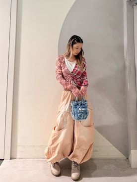 「Desigual（デシグアル）のカーゴスタイル流れるシルエットロングパンツ ストリートピンク（その他パンツ、レッド系）」を使った、Desigual銀座STAFFさん（メンズ・178cm）の春コーディネート