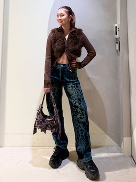 デニムパンツを使った「ファーニット」の人気ファッション