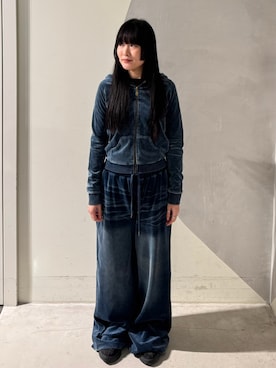 「Desigual（デシグアル）の【Desigual×MASHA POPOVA】インディゴウォッシュベルベットスリムジップアップフーディー（スウェット、ブルー系）」を使った、Desigual銀座STAFFさん（レディース・166cm）の春コーディネート