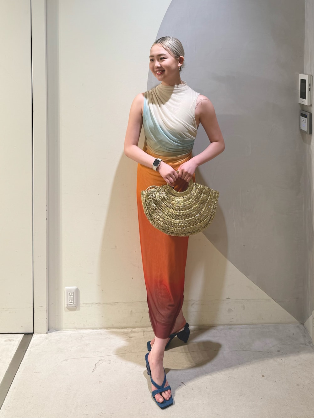 「サンダル、おでかけコーデ、大人ファッション、ワンピーススタイル、パーティードレス、パーティースタイル、パンプス、ドレスアップ、ドレスシューズ、ウェディング、サマードレス」｜「Desigualのアイテム（バッグ、ゴールド系）」を使った、Desigual銀座STAFFさん（レディース・165cm）の夏コーディネートの1枚目の写真