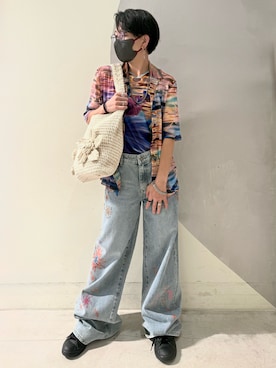 「Desigual（デシグアル）のカラフル刺繍ワイドストレートデニム（デニムパンツ、ブルー系）」を使った、Desigual銀座STAFFさん（メンズ・178cm）の春コーディネート