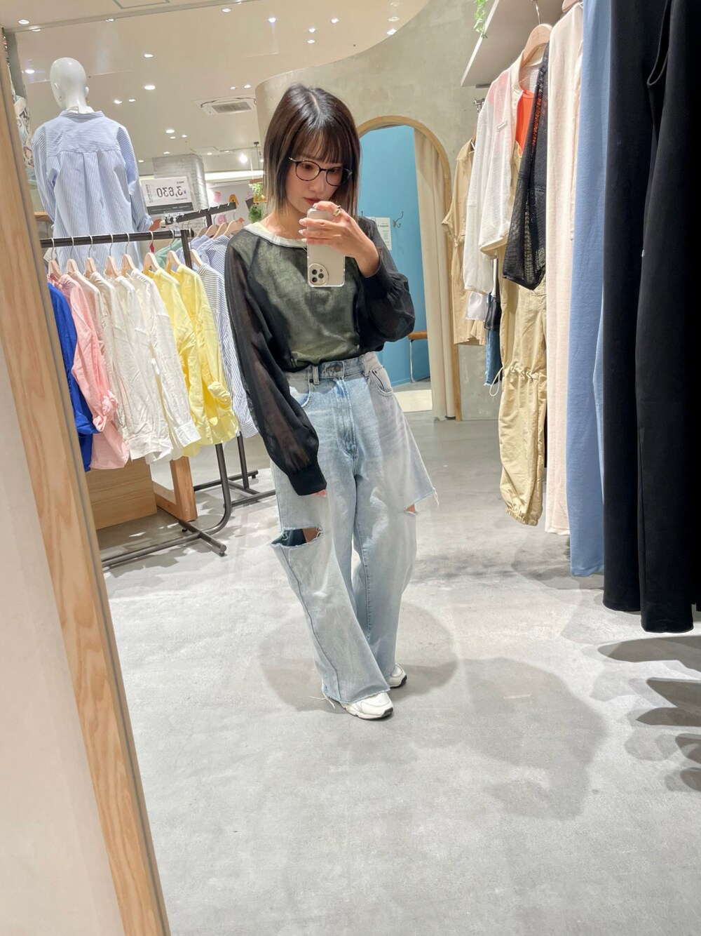 「シンプルコーデ、シアートップス、オトナ女子、デニム、デニムパンツ、デニムコーデ、メガネ女子、春コーデ」｜「GRLのアイテム（デニムパンツ、ブルー系）」を使った、ayumiさん（レディース・151cm）の春コーディネートの1枚目の写真