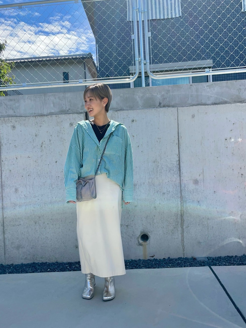 「タイトスカート、シャツコーデ、シャツスタイル、大人カジュアル、大人女子、大人コーデ」｜「ROSE BUDのストレッチフェイクレザーブーツ（ブーツ、シルバー系）」を使った、ayumiさん（レディース・151cm）の春コーディネートの1枚目の写真