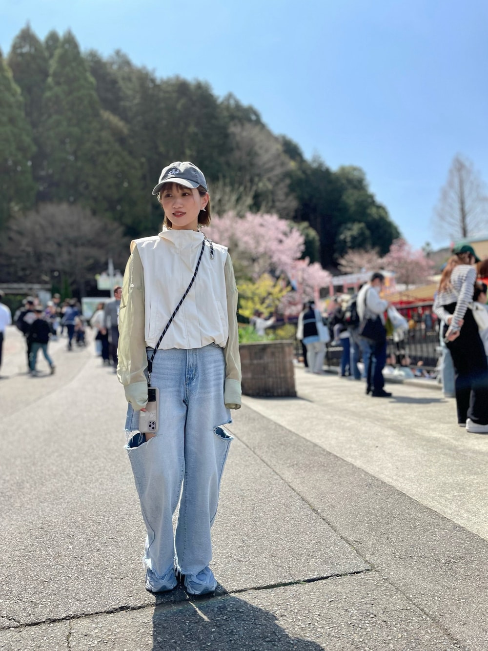 「スポーツミックス、ベスト、キャップ、キャップ女子、春のNewスタイル、春のおしゃ見えテクニック、公園、大人カジュアル」｜「WIND AND SEAのアイテム（キャップ、グレー系）」を使った、ayumiさん（レディース・151cm）の春コーディネートの1枚目の写真
