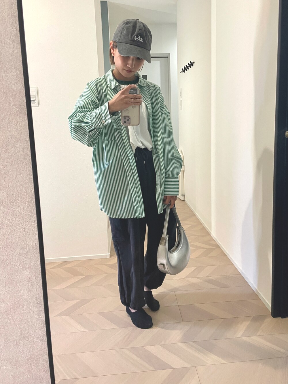 「春のNewスタイル、スポーツミックス、キャップ女子、キャップ、シャツコーデ、シャツスタイル、メンズライク」｜「UNIQLOのアイテム（スウェットパンツ、ブラック系）」を使った、ayumiさん（レディース・151cm）の春コーディネートの1枚目の写真