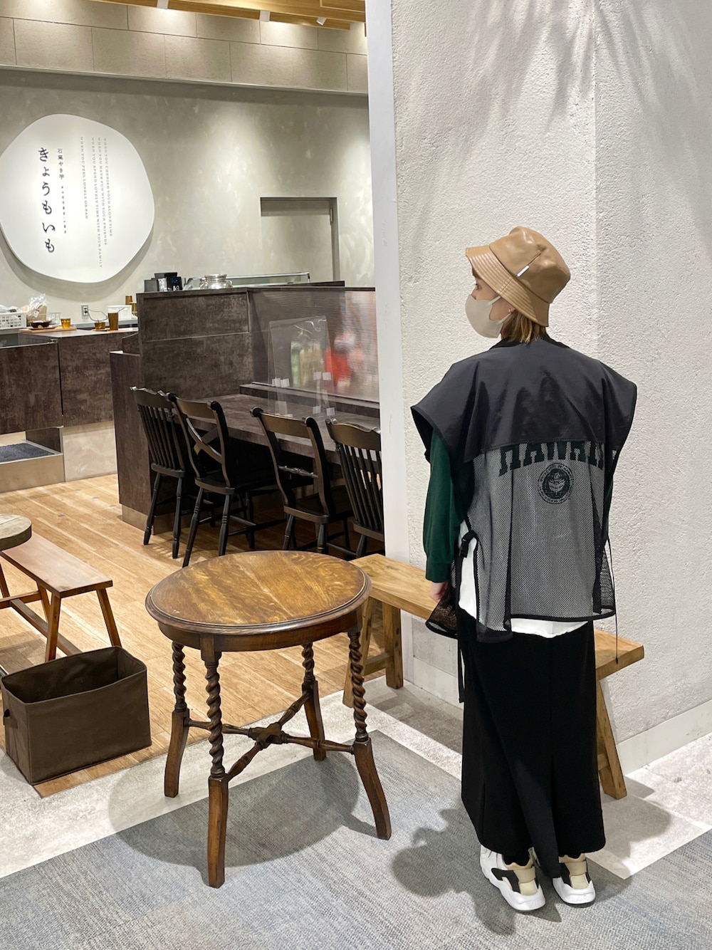 「妊婦コーデ、お出かけコーデ、カジュアルコーデ、大人コーデ、モノトーンコーデ、スニーカーコーデ、スポーツミックス、モードカジュアル」｜「NIKEのアイテム（スニーカー、ベージュ系）」を使った、ayumiさん（レディース・151cm）の春コーディネートの1枚目の写真