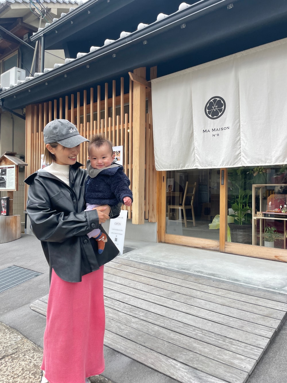 「大人カジュアル、ライダースジャケット、お出かけコーデ、スニーカーコーデ、キャップ、キャップ女子、タイトスカート」｜「Javaのアイテム（ライダースジャケット、ブラック系）」を使った、ayumiさん（レディース・151cm）の春コーディネートの1枚目の写真