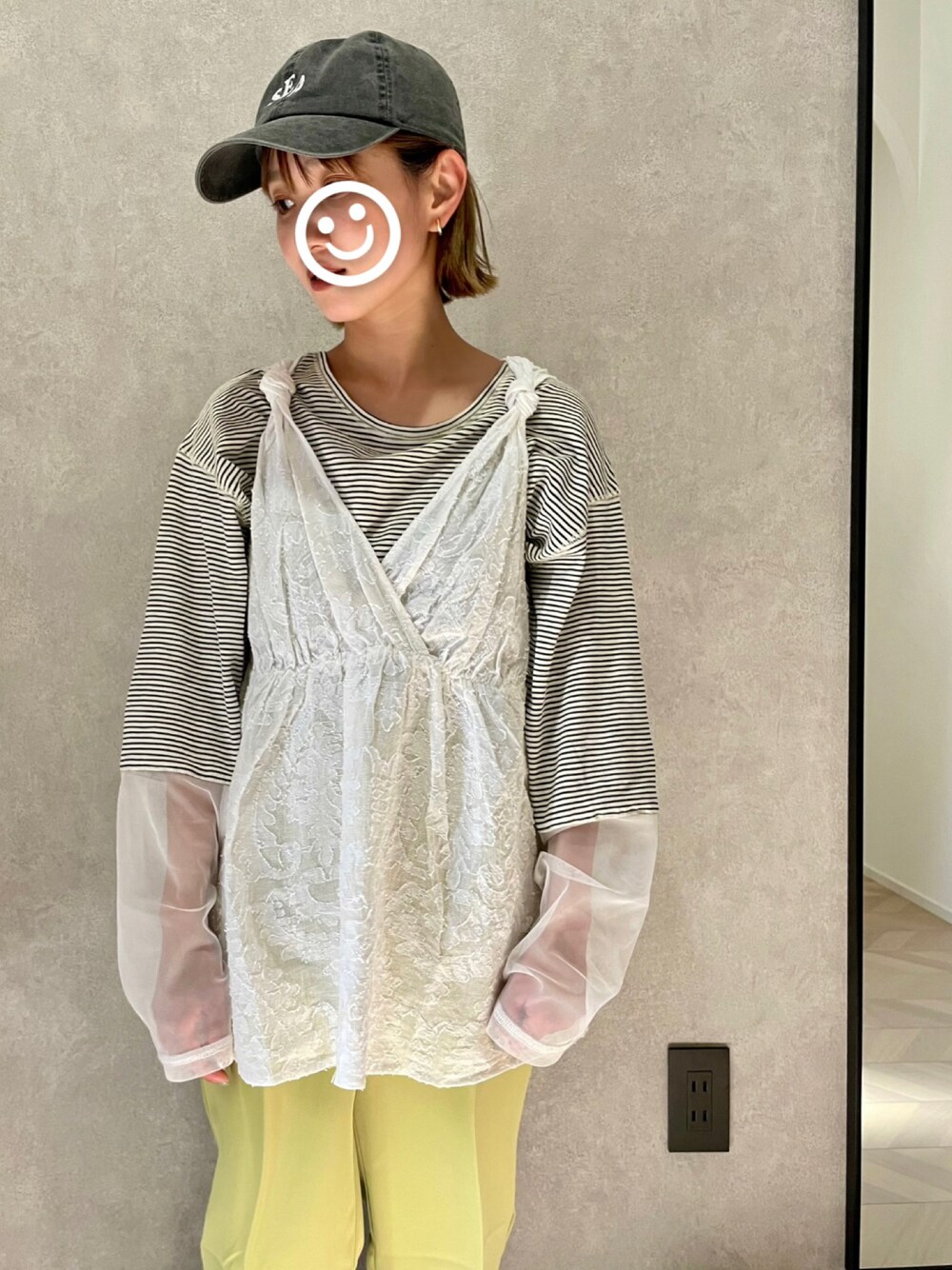 「春服コーデ、パンツスタイル、スポーツミックス、大人カジュアル、低身長コーデ、シアートップス」｜「CIAOPANIC TYPYのアイテム（Tシャツ/カットソー、ホワイト系）」を使った、ayumiさん（レディース・151cm）の春コーディネートの1枚目の写真
