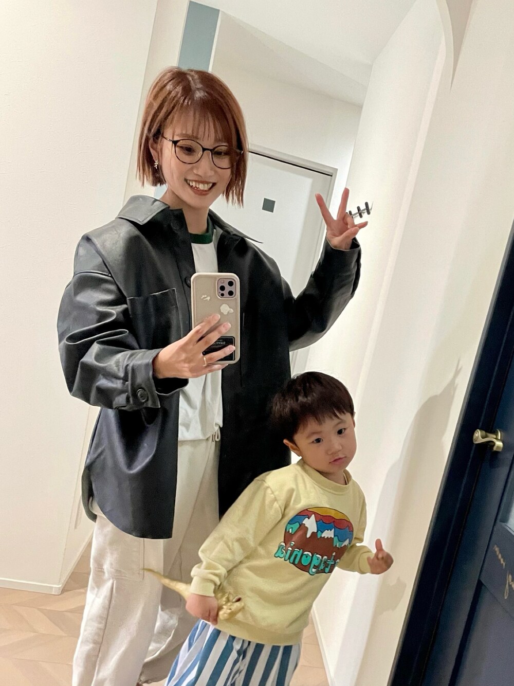 「ダテメガネ、メガネ女子、メンズライク、モードカジュアル、スポーツミックス」｜「UNIQLOのアイテム（スウェットパンツ、ホワイト系）」を使った、ayumiさん（レディース・151cm）の春コーディネートの1枚目の写真