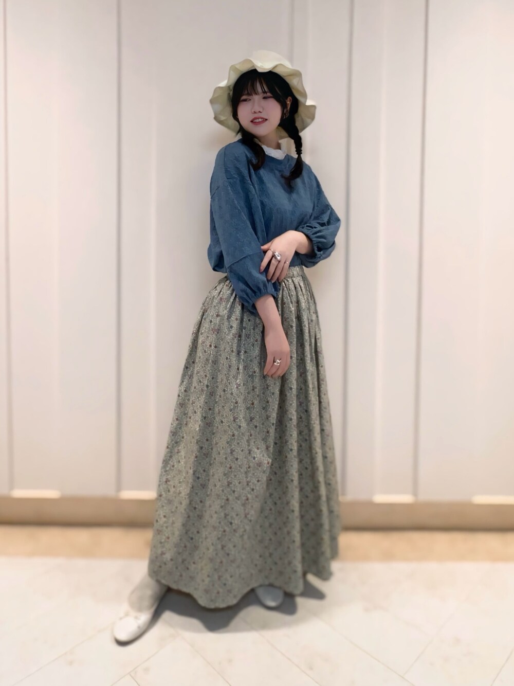 ブルー系のTシャツ/カットソー、グリーン系のスカート、ホワイト系のパンプスを着用したレディースの夏コーディネートの1枚目の写真