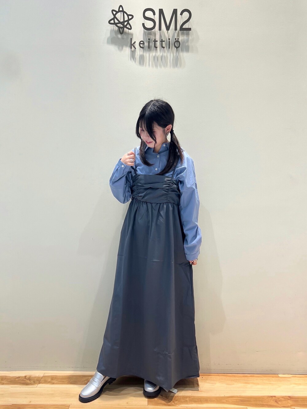 シルバー系のドレスシューズ、ブルー系のシャツ/ブラウス、グレー系のワンピースを着用したレディースの夏コーディネートの1枚目の写真