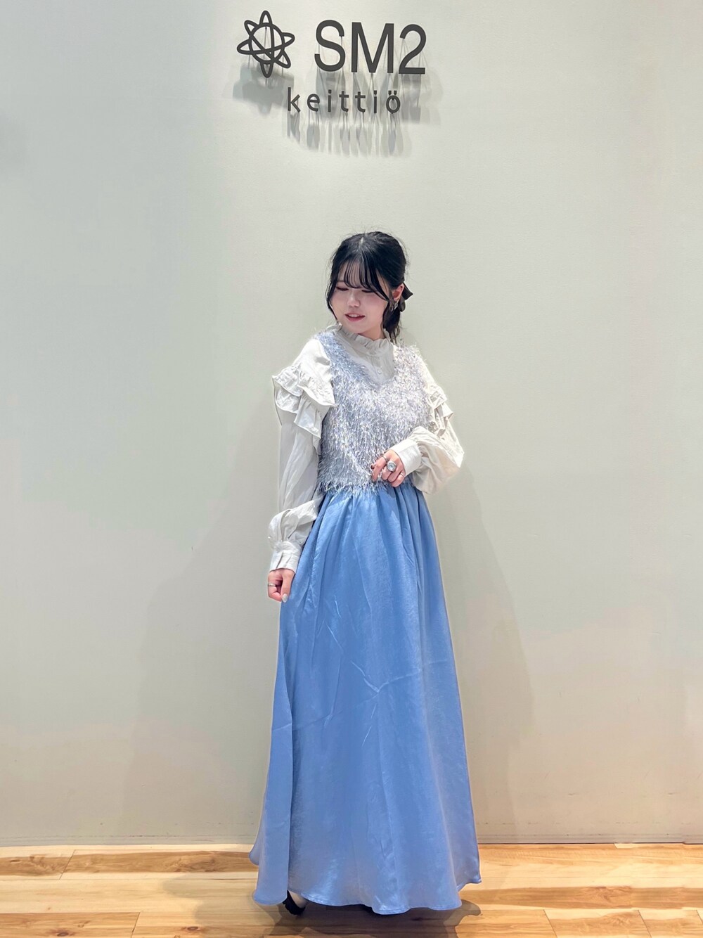 ベージュ系のシャツ/ブラウス、ブルー系のスカート、シルバー系のドレスシューズを着用したレディースの夏コーディネートの1枚目の写真