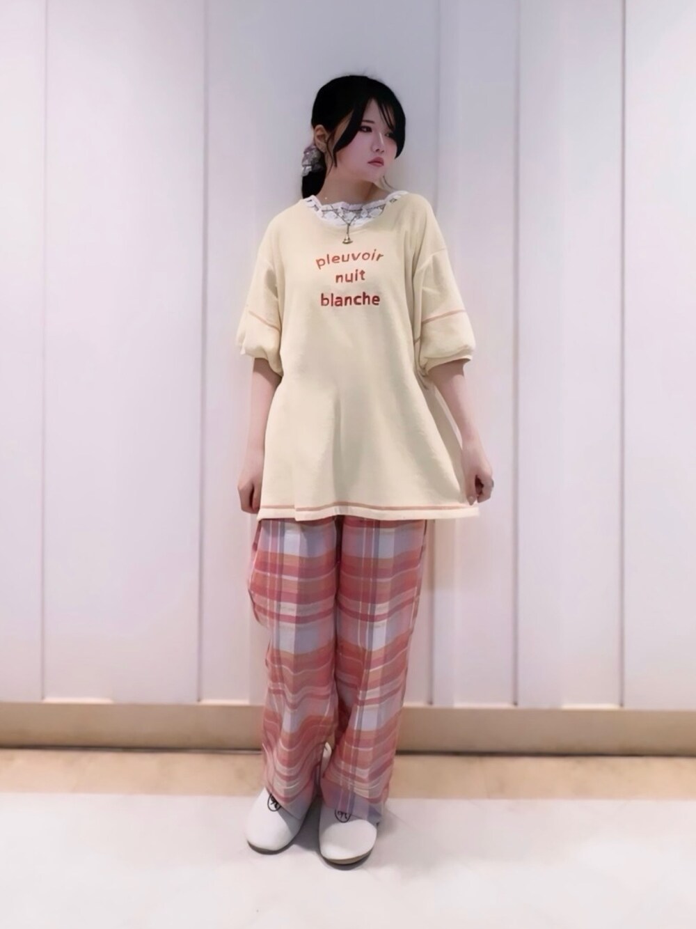 ホワイト系のシューズ小物/雑貨、ホワイト系のTシャツ/カットソー、イエロー系のルームウェア/パジャマを着用したレディースの夏コーディネートの1枚目の写真