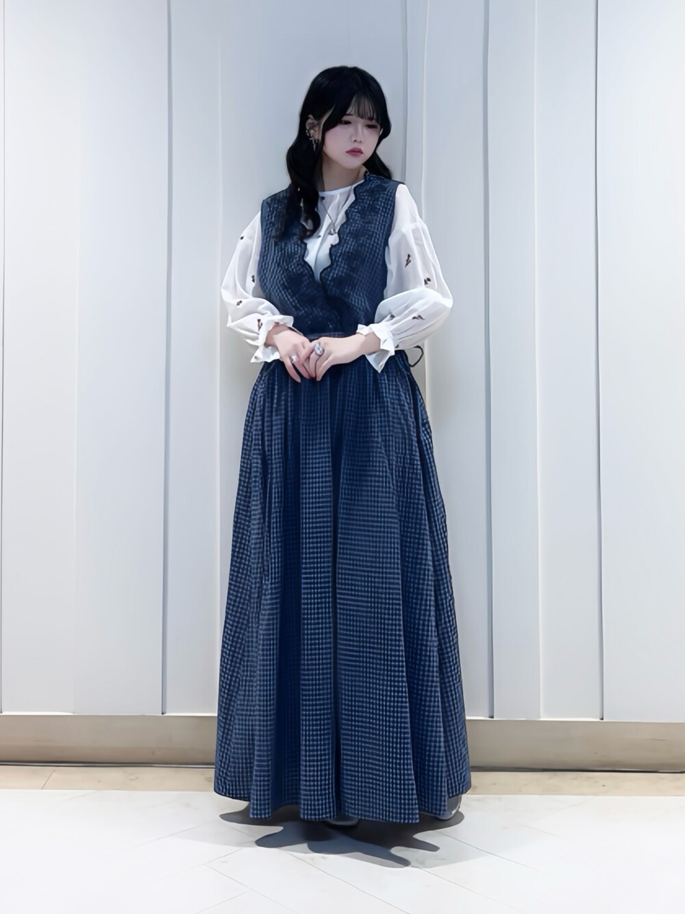 ブルー系のワンピース、ホワイト系のパンプス、ホワイト系のシャツ/ブラウスを着用したレディースの春コーディネートの1枚目の写真