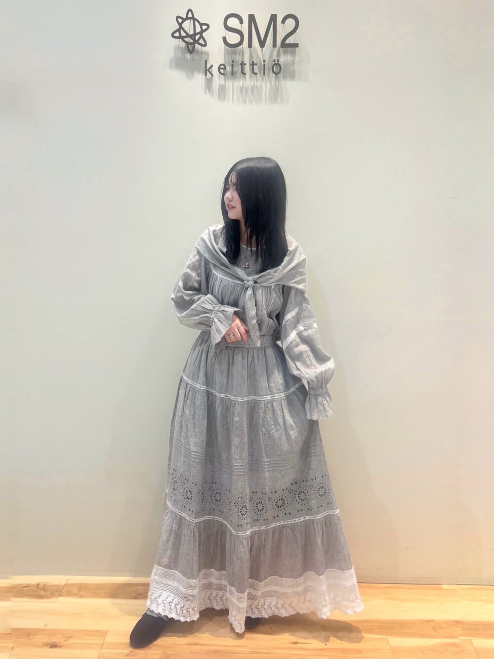 グレー系のスカート、グレー系のシャツ/ブラウス、ブラック系のシューズを着用したレディースの夏コーディネートの1枚目の写真